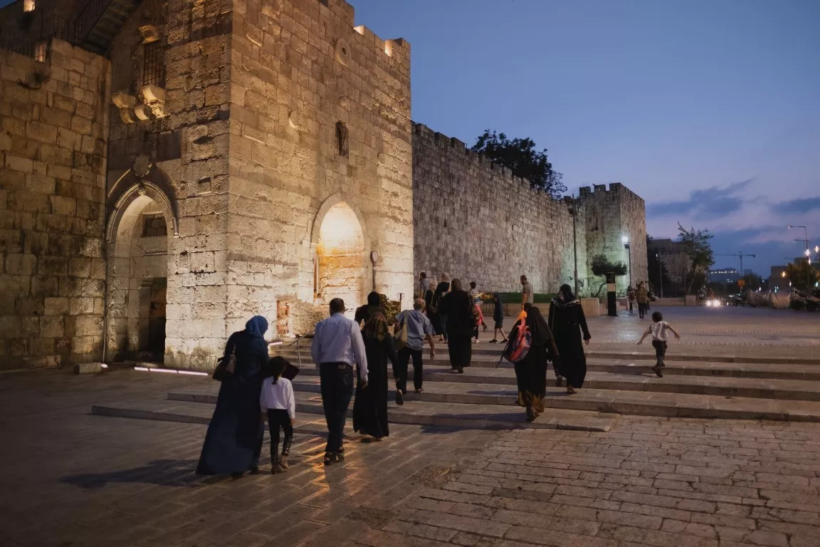 השער של בין השמשות: דרשה על שיר